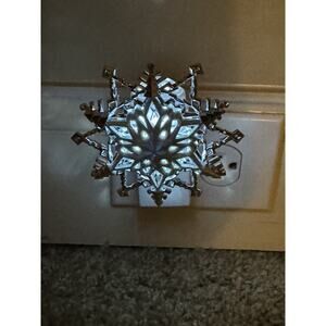 BATH & BODY WORKS LAYERED SNOWFLAKE LIGHT UP WALLFLOWER FRAGRANCE PLUG IN HOLDER